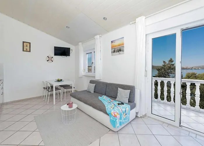 Lovric アパート トロギール